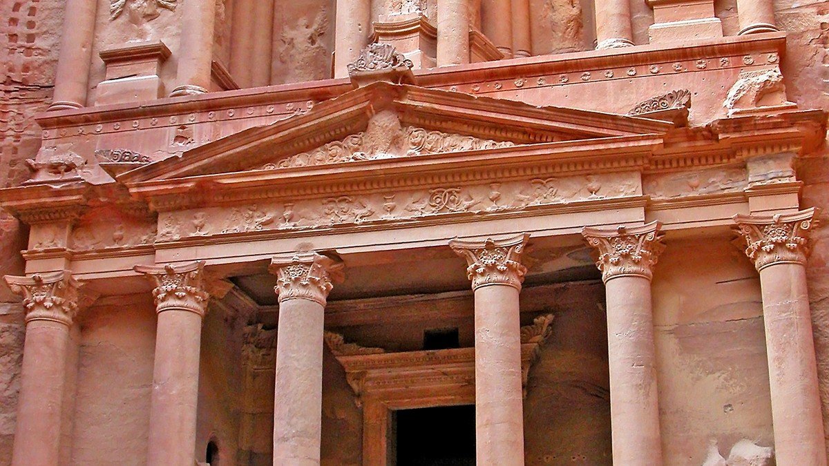 Equipo de arqueólogos trabajando en la tumba recién descubierta bajo el Tesoro de Petra en Jordania