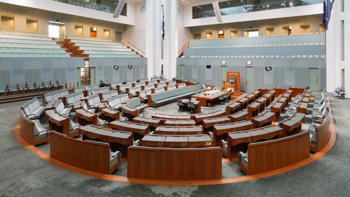 Edificio del Parlamento de Australia en Canberra rodeado de vegetación autóctona