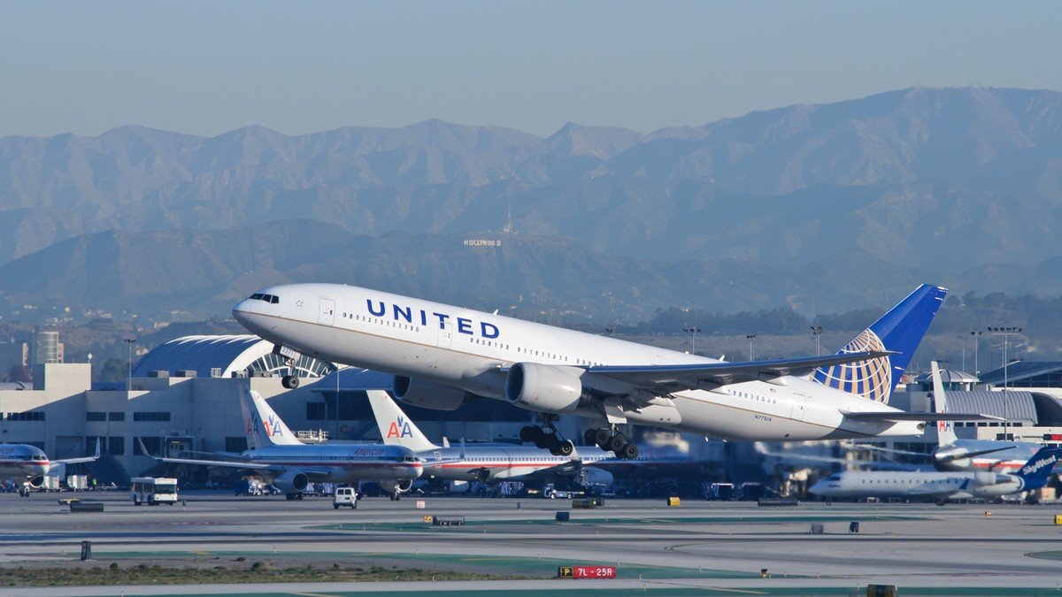 Streikende Boeing-Mitarbeiter demonstrieren vor einem Flugzeugmontagewerk im US-Bundesstaat Washington