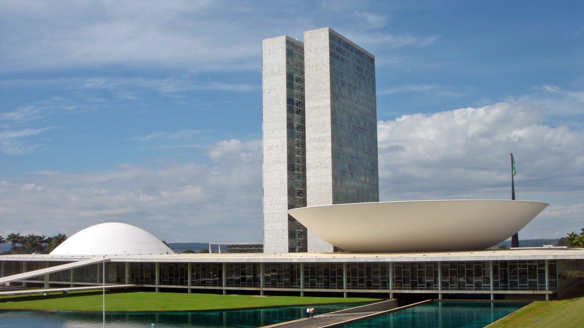 Bâtiment du Tribunal suprême fédéral à Brasília et symboles numériques de réseaux sociaux