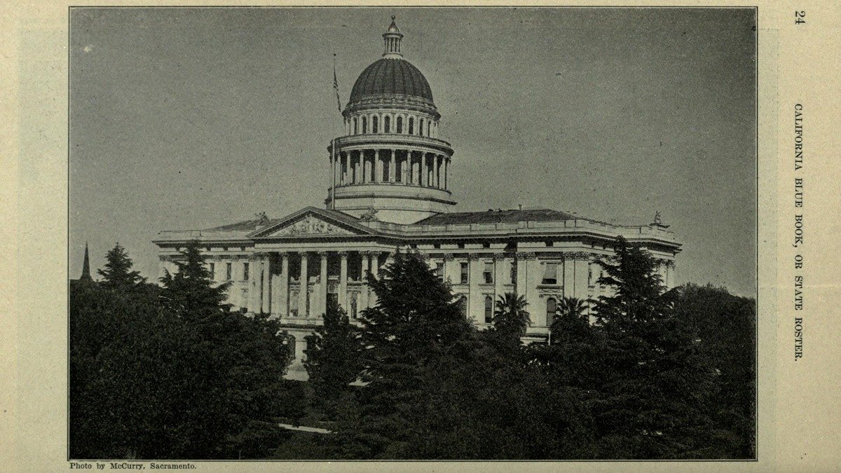 Cúpula del Capitolio Estatal de California en Sacramento iluminada al atardecer