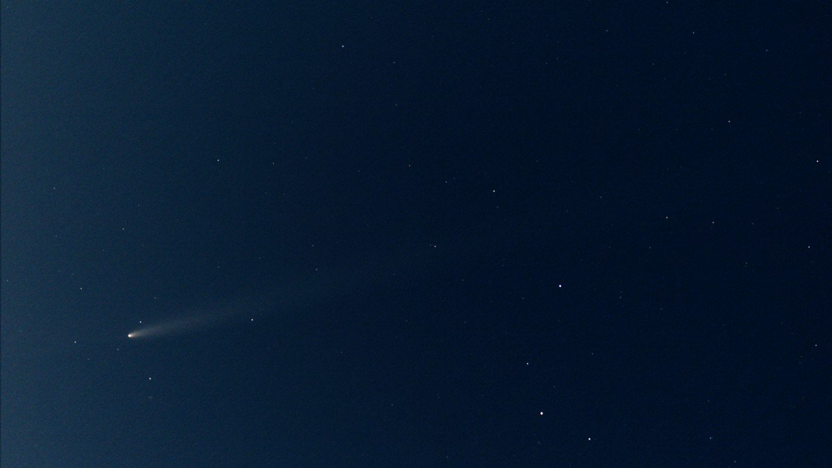 Comet C/2023 A3 (Tsuchinshan-ATLAS) rising with a bright golden dust tail above the eastern horizon before sunrise