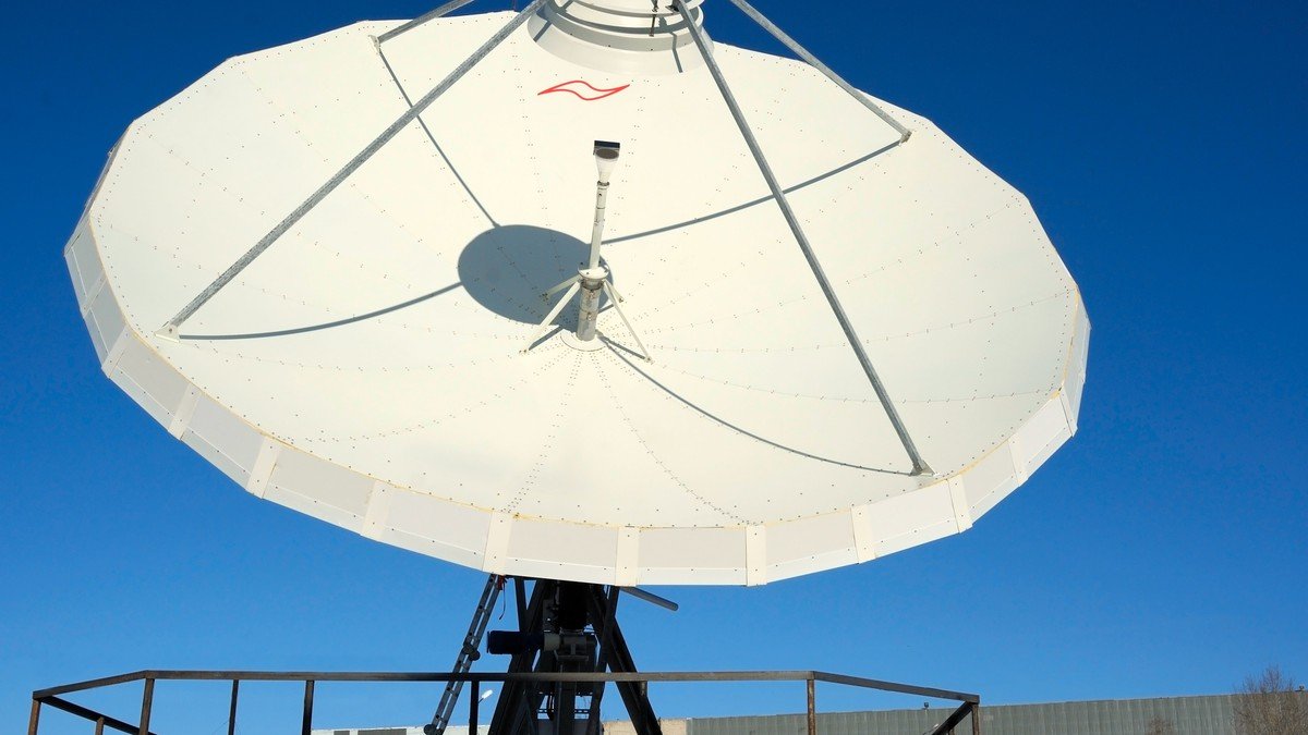 Antenas parabólicas residenciais receptoras de sinal de televisão ao entardecer