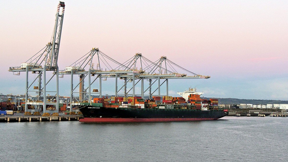 Buques portacontenedores amarrados junto a grúas en el puerto de London Gateway en el Támesis