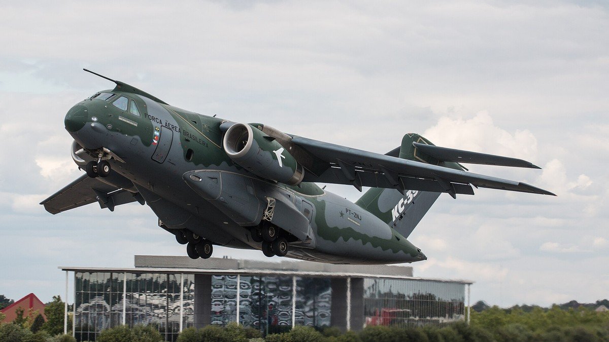 Avión de transporte militar multimisión Embraer C-390 Millennium en vuelo