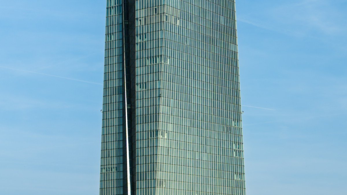 Das Hochhaus der Europäischen Zentralbank in Frankfurt am Main bei Tageslicht