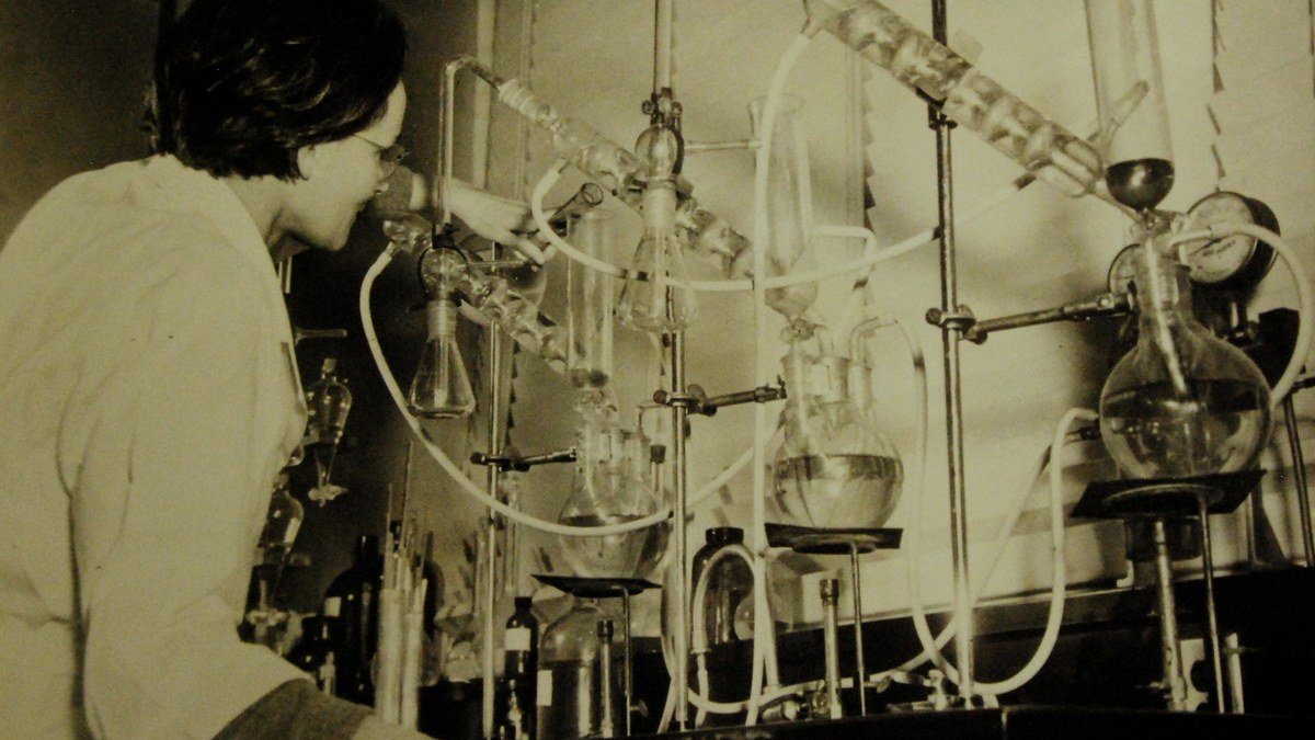 Peneliti laboratorium neurosains memeriksa model reseptor molekuler yang mewakili mekanisme muskarinik Cobenfy untuk skizofrenia