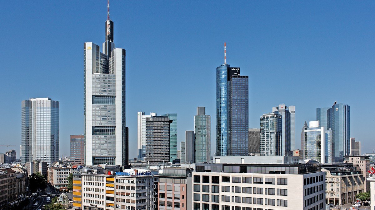 Skyline des Bankenviertels in Frankfurt am Main mit Hochhäusern