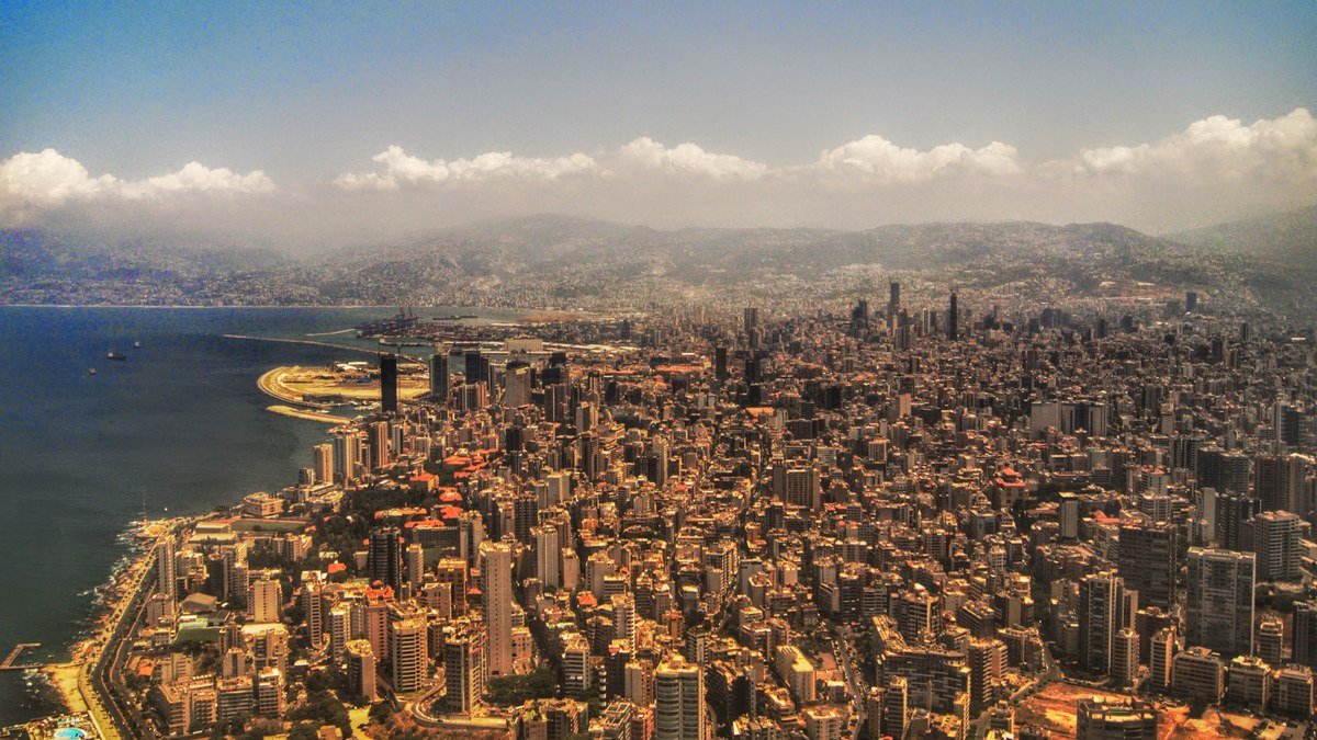 Panaches de fumée s'élevant au-dessus de la banlieue sud de Beyrouth après des frappes aériennes sur le complexe souterrain