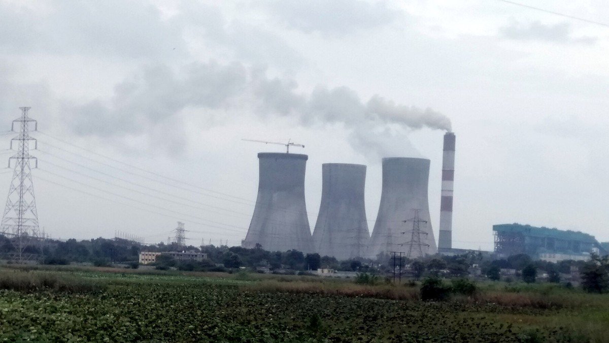 Indische Fertigungsanlage und Strommasten als Symbol für die Daten zur Industrieproduktion im August