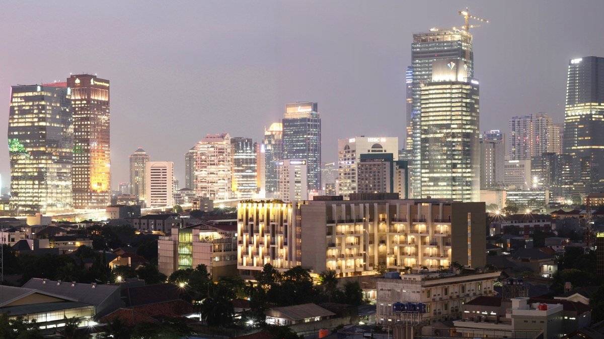Dirigeant d'une PME indonésienne préparant des commandes en ligne via la plateforme intégrée Shop Tokopedia à Jakarta