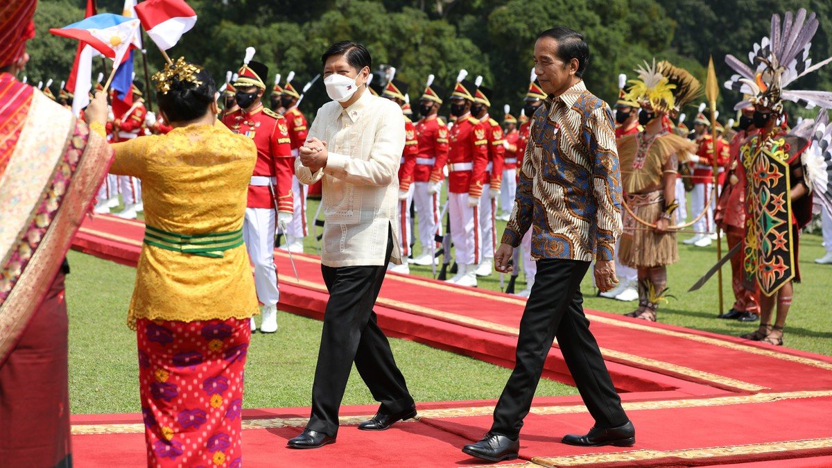 Indonesian President Joko Widodo inspecting the newly inaugurated copper smelter facility in West Sumbawa, West Nusa Tenggara