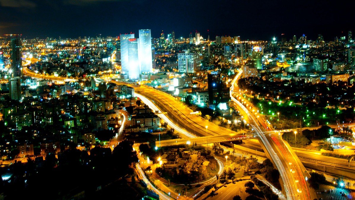 Traînées de lumière et explosions d'interception dans le ciel nocturne au-dessus d'Israël