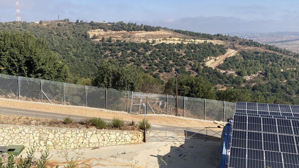 Eine israelische Artilleriebatterie feuert in der Nacht Granaten über die Nordgrenze in den Südlibanon