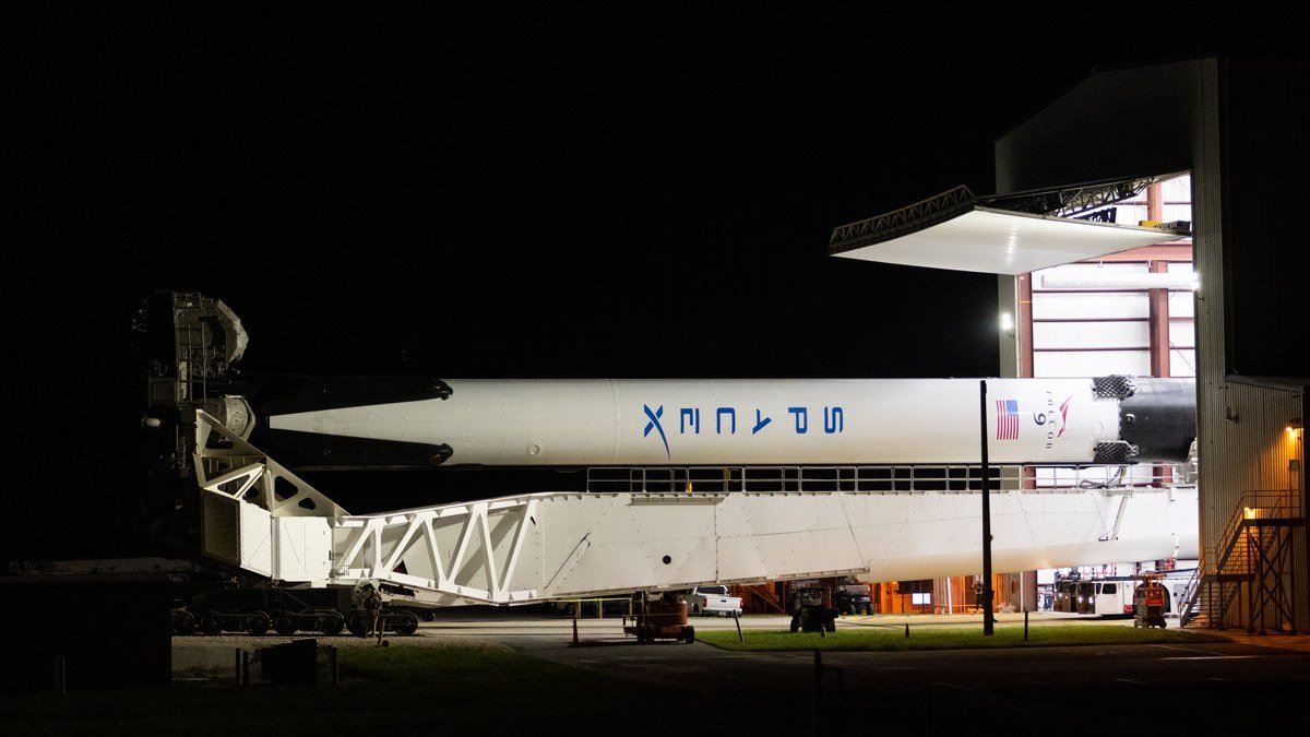 Roket SpaceX Falcon 9 dan pesawat ruang angkasa Crew Dragon Freedom berdiri di Kompleks Peluncuran Antariksa 40 di Cape Canaveral menjelang misi Crew-9