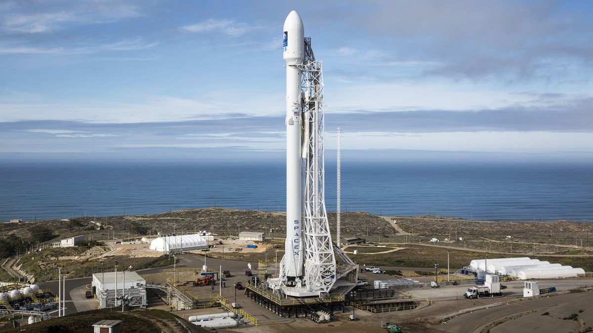 Cohete SpaceX Falcon 9 y cápsula Dragon en posición vertical en la rampa de Cabo Cañaveral