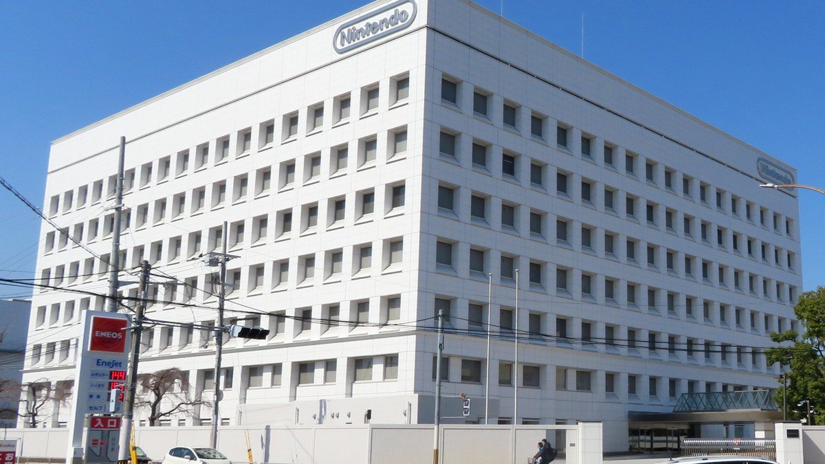 Historische Famicom- und NES-Spielkonsolen als Teil der Ausstellung im neuen Nintendo-Museum in Uji, Kyoto