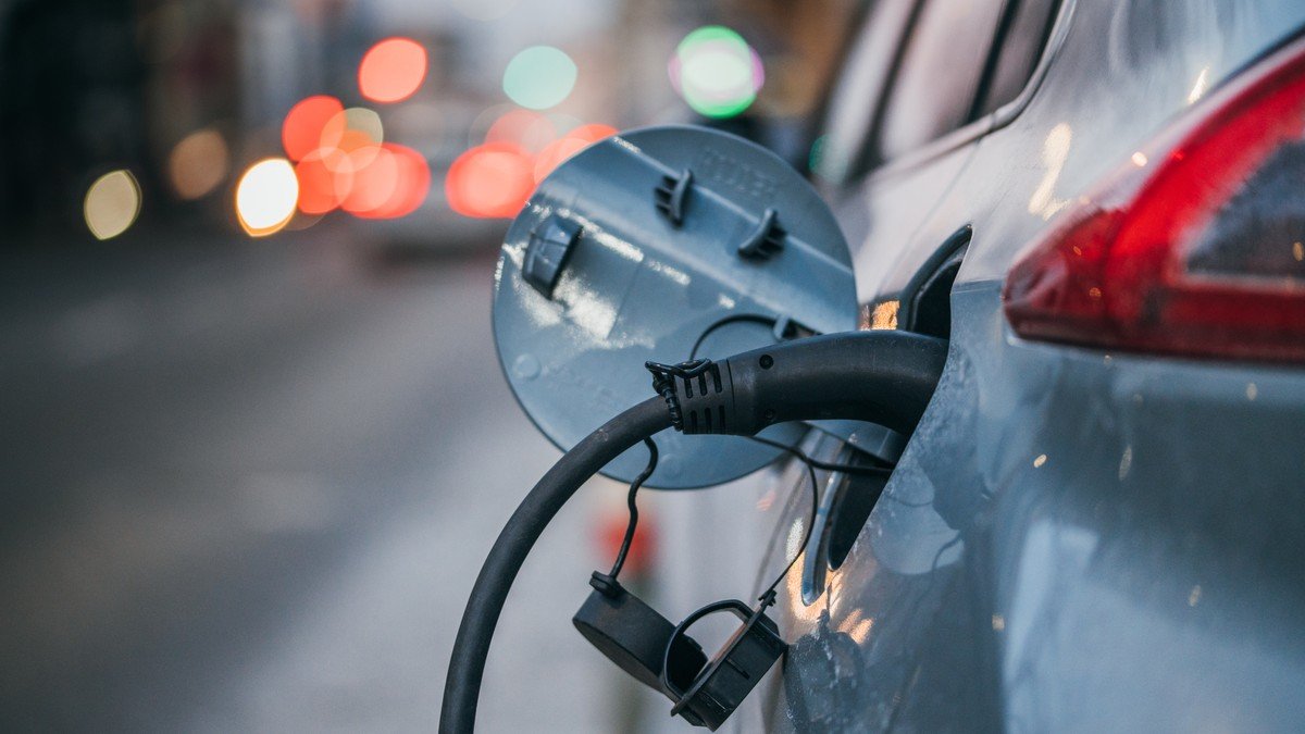 Carros elétricos modernos sob holofotes em estande de exposição no Salão de Paris Porte de Versailles
