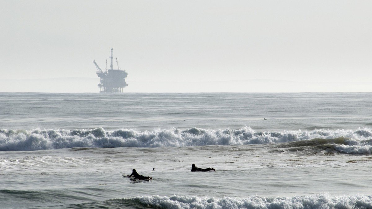 Offshore ultra-deepwater dynamic positioning drillship operating in the Campos Basin