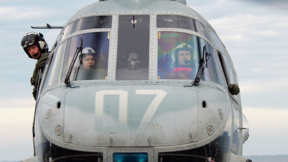 Helikopter militer memuat pasokan bantuan darurat untuk korban banjir Badai Helene