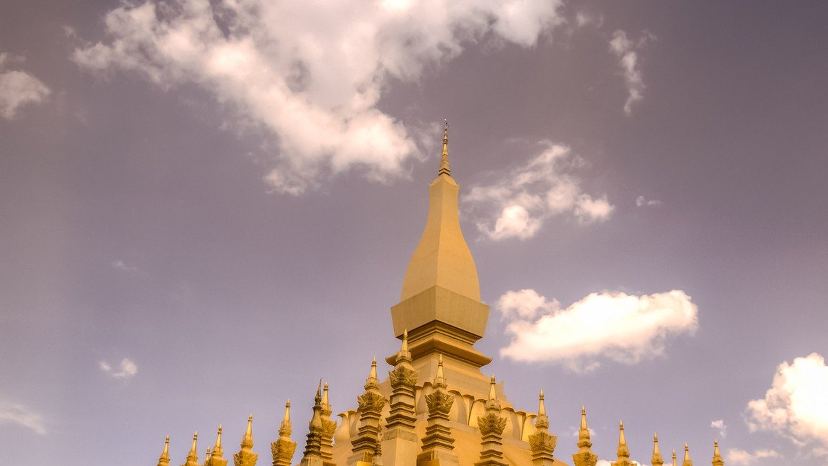 Diplomatische Flaggen und Konferenzsaal in Vientiane in Laos als Symbol für den 10-Punkte-Aktionsplan von Premierminister Narendra Modi beim ASEAN-Indien-Gipfel