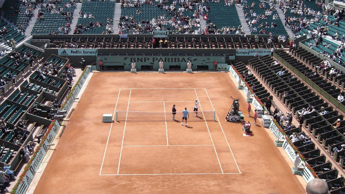 Le champion espagnol de tennis Rafael Nadal saluant la foule