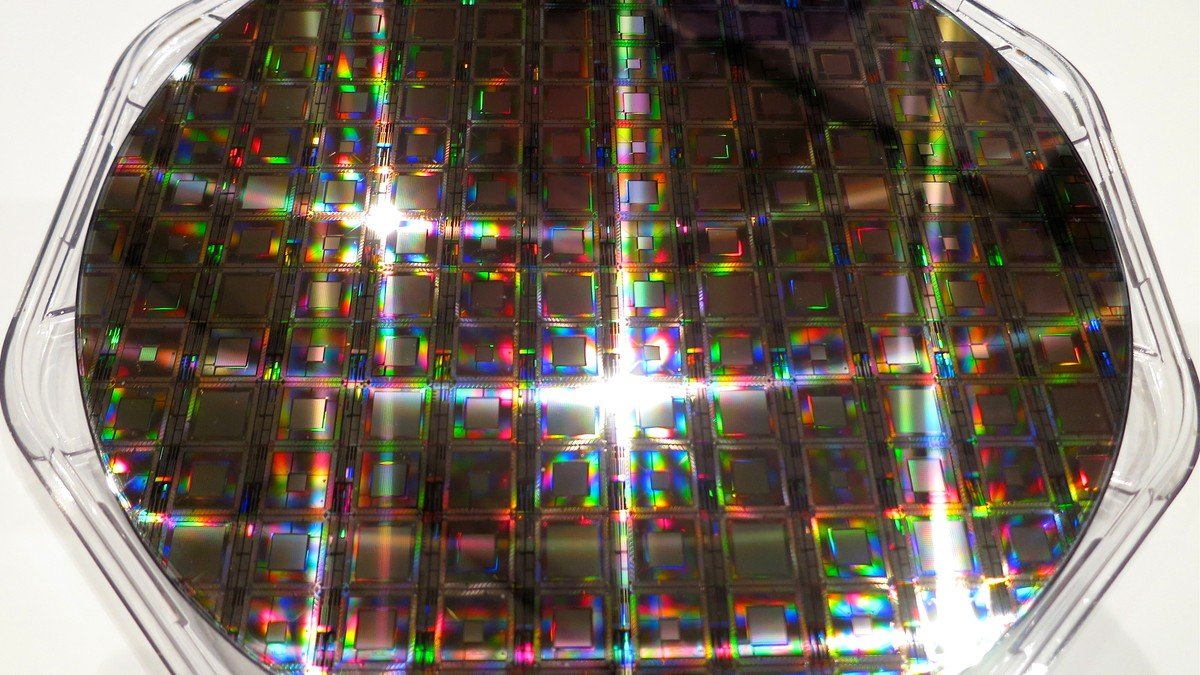 Hochmoderne Halbleiterscheibe und Speicherchips in einer sterilen Halbleiterfabrik