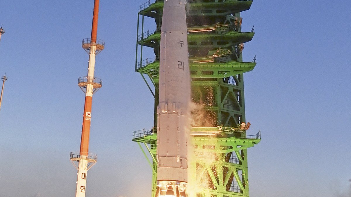 Para insinyur menguji mesin roket berbahan bakar cair daya dorong tinggi di Naro Space Center di Goheung, Korea Selatan