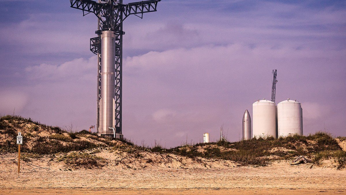 Die SpaceX Starship-Riesenrakete auf der Startrampe der Starbase in Texas