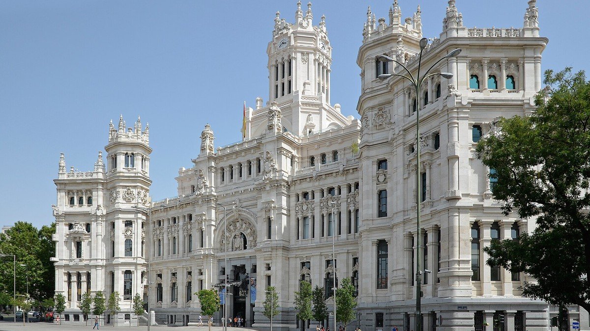 Angkatan Bersenjata Spanyol berbaris menembus hujan deras di sepanjang Paseo del Prado di Madrid selama parade militer Fiesta Nacional