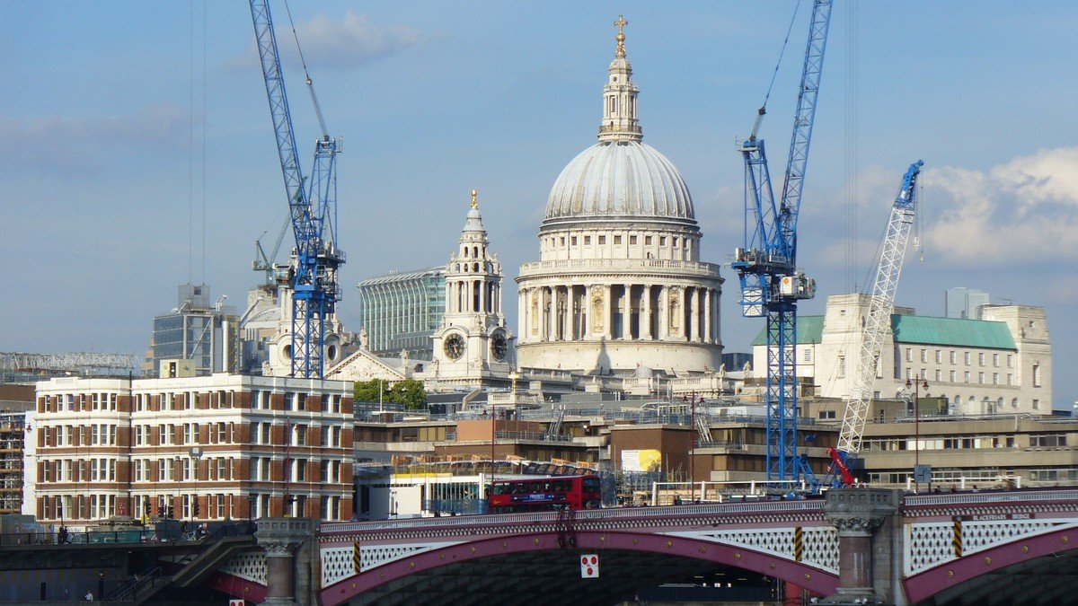 Grues de chantier et constructions résidentielles dans le ciel de Londres au Royaume-Uni