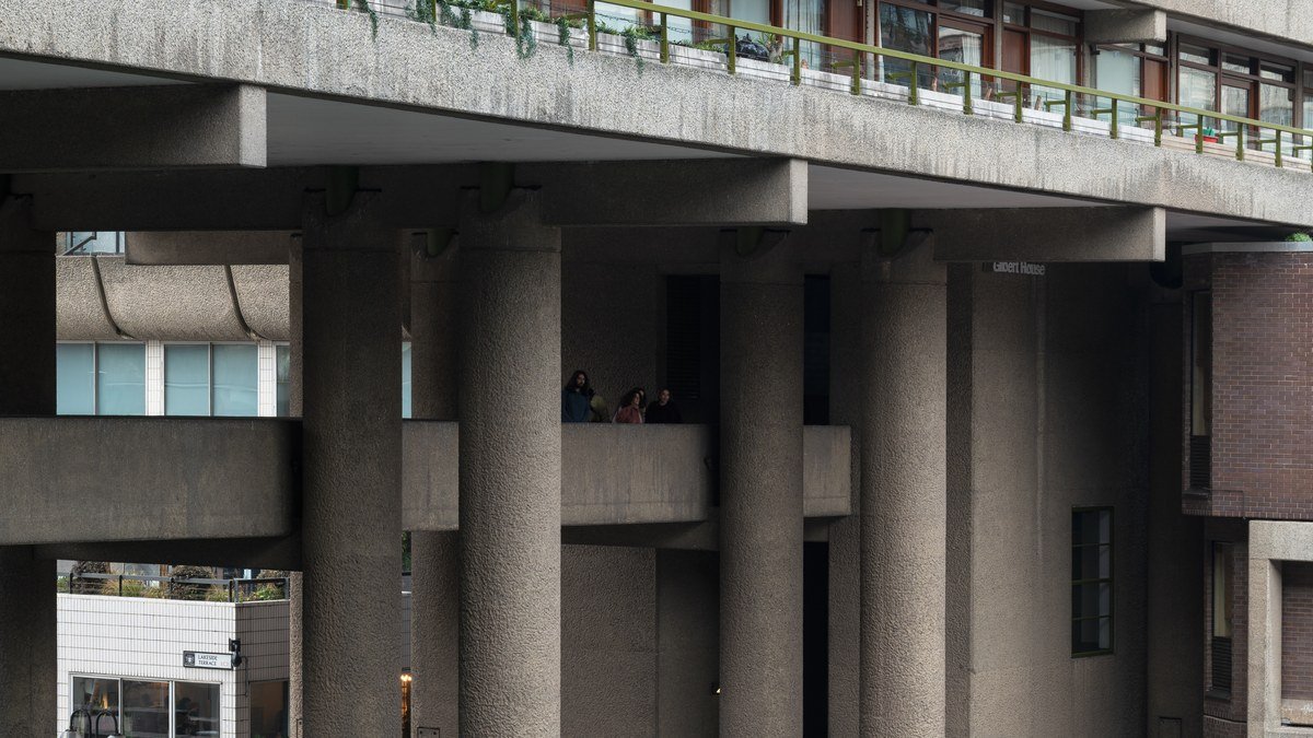 Reihe traditioneller Backstein-Wohnhäuser in London als Symbol für die Belebung am britischen Hypothekenmarkt