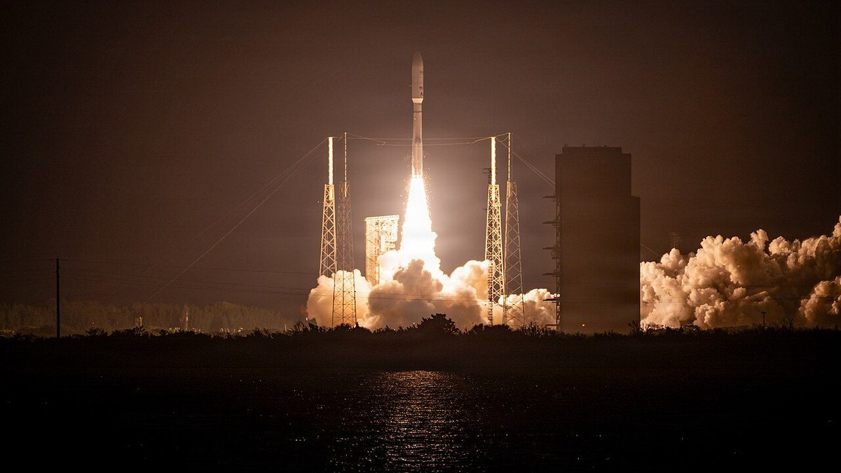 Vulcan Centaur rocket lifting off from Space Launch Complex 41 with bright exhaust plume