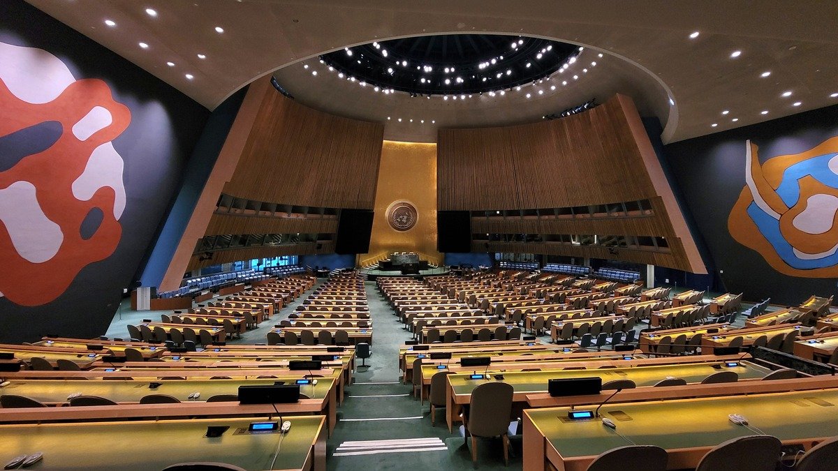 Salón de la Asamblea General de las Naciones Unidas repleto de delegaciones diplomáticas