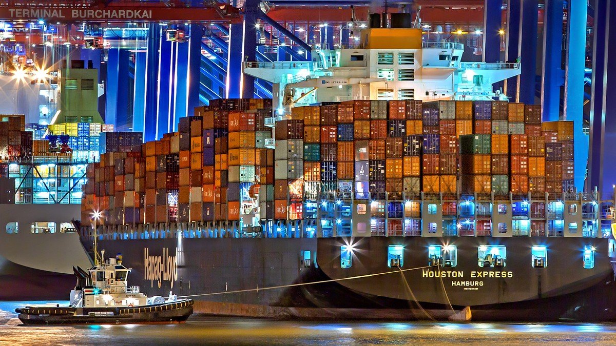 米東海岸の主要商業港で荷役作業がストップし静まり返るガントリークレーン