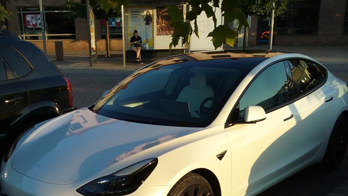 Tesla-Elektrofahrzeug fährt auf einem US-Highway bei widrigen Wetterverhältnissen