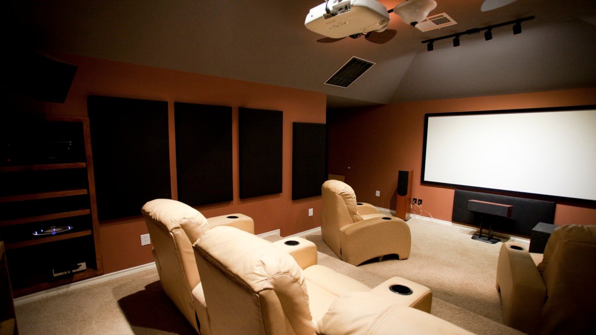 Ruang teater rumah dengan televisi layar lebar 4K menampilkan menu streaming film
