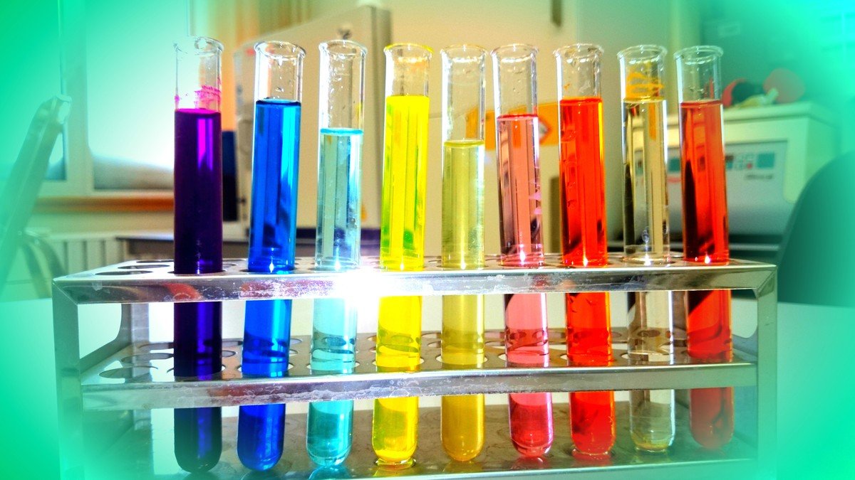 Medizinisches Laborpersonal bei der Vorbereitung von PCR-Analysen an automatisierten Analysegeräten